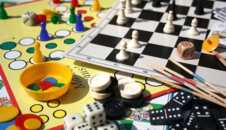 JEU DE DAMES, DOMINOS, ÉCHECS, JEU DE PLATEAU, DÉ