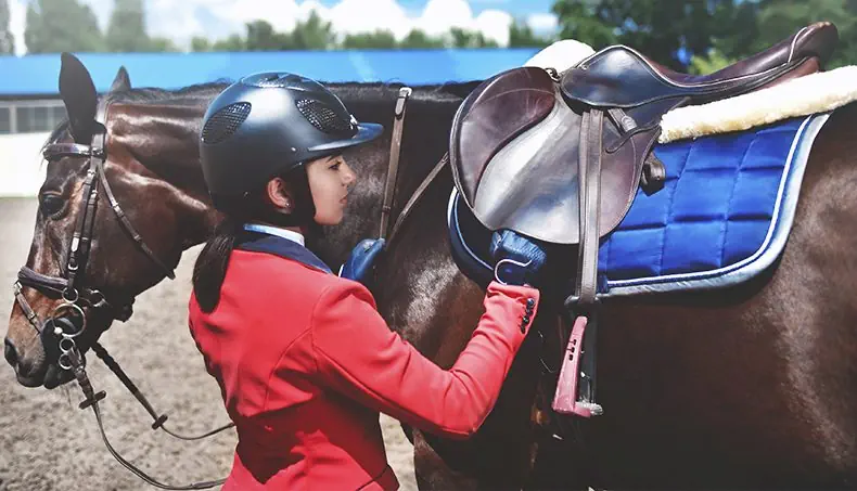 HORSEWOMAN, SADDLE, STIRRUP, HELMET, REINS