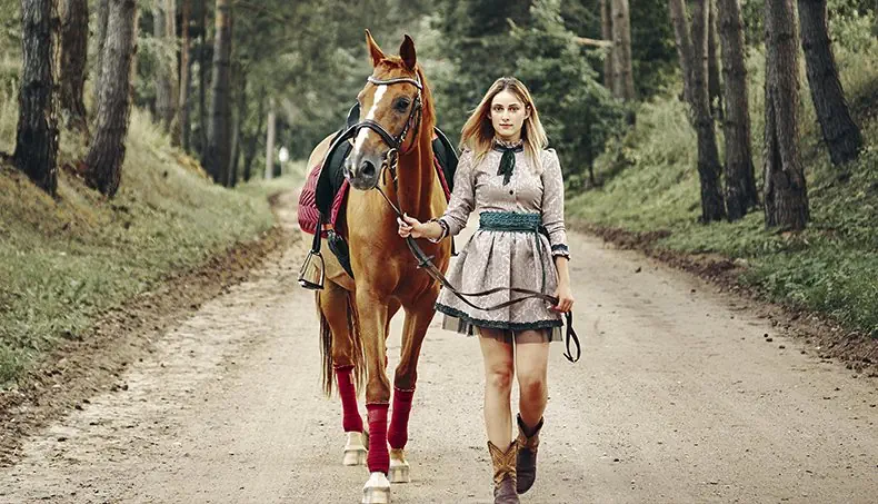 DRESS, HORSEWOMAN, COWBOY BOOTS, ROAD, STIRRUP