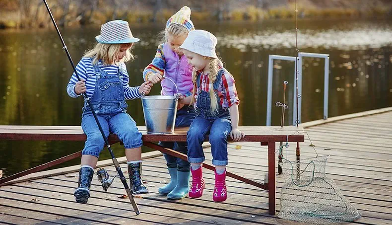 PESCA, AMIGAS, CAÑA DE PESCAR, BOTAS DE AGUA, MALLA