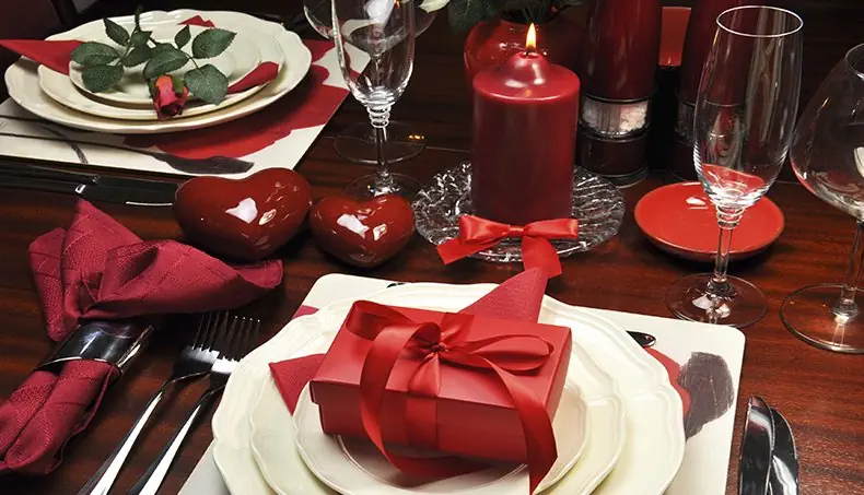 FORK, KNIFE, NAPKIN, PLATE, WINE GLASS