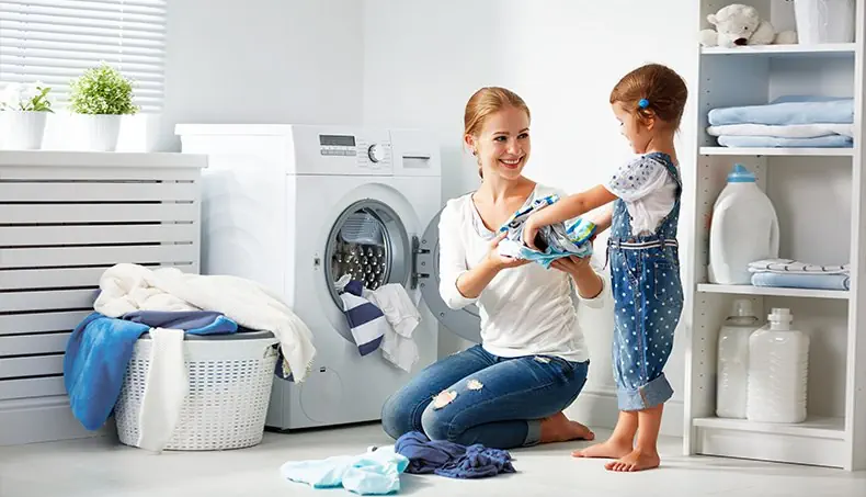 LAVER LE LINGE, CORBEILLE, MAMAN, FILLE, SALOPETTE