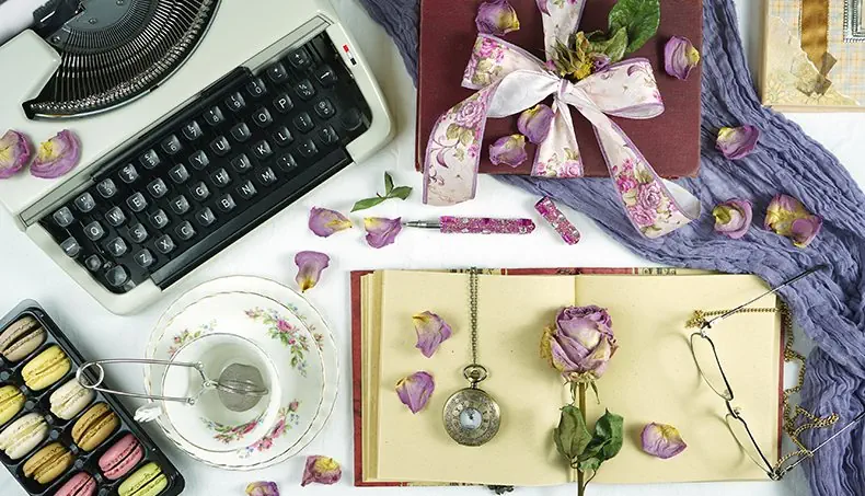 DATTILOGRAFO, SCIARPA, OROLOGIO, MACARONS, COLINO