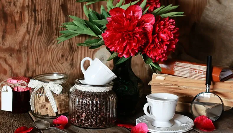 BOCAL, GRAINS DE CAFÉ, SUCRE, LOUPE, PIVOINE