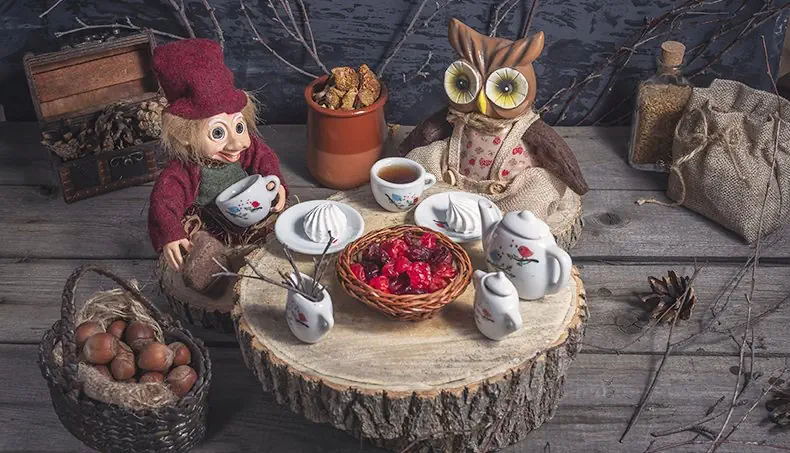 JUEGO DE TÉ, MERENGUE, AVELLANAS, CANASTA, CORTEZA