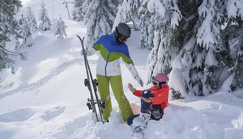 FALL, SKIS, SNOW, HELMET, HELP