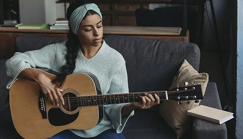 PAGALVĖ, KNYGA, GITARA, KASA, SOFA