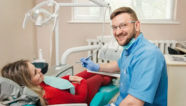 DENTISTE, PATIENTE, STORES, BARBE, SOURIRE