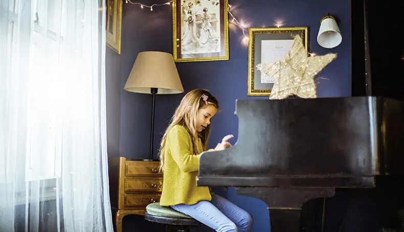 PIANO, PAINTING, DRAWER, GARLAND, CURTAIN