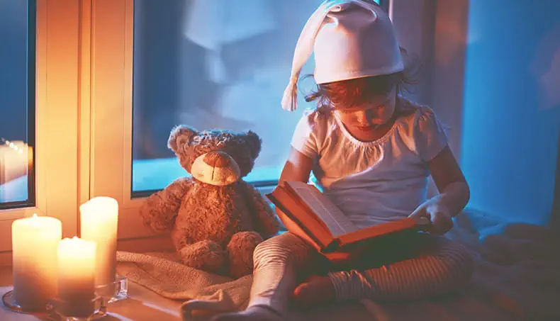 ENFANT, BONNET, TEE-SHIRT, OURS, BOUGIE