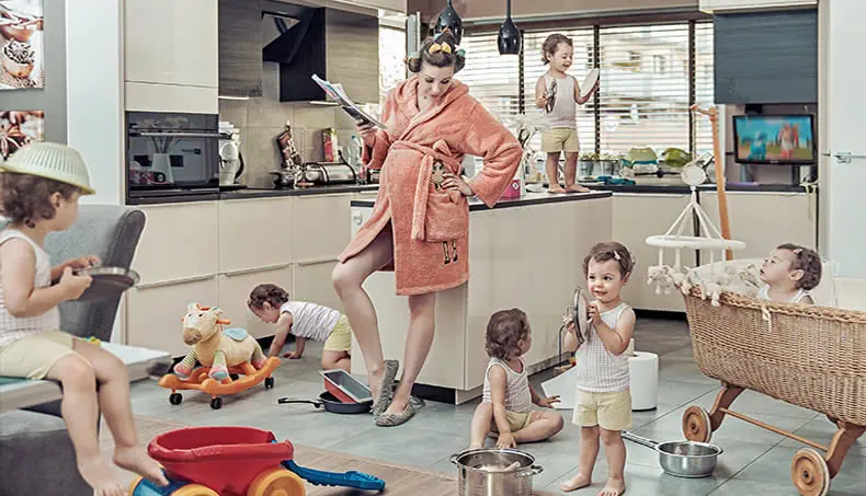 CHILDREN, KITCHEN, BATHROBE, MOTHER, PAN