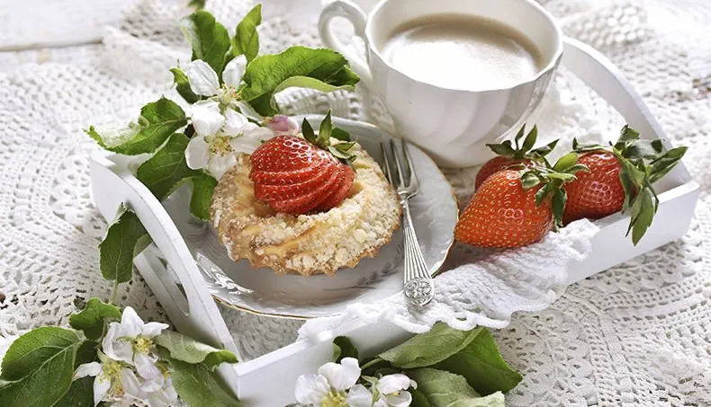 КЛУБНИКА, ЛИСТ, КРУЖКА, ПОДНОС, САЛФЕТКА