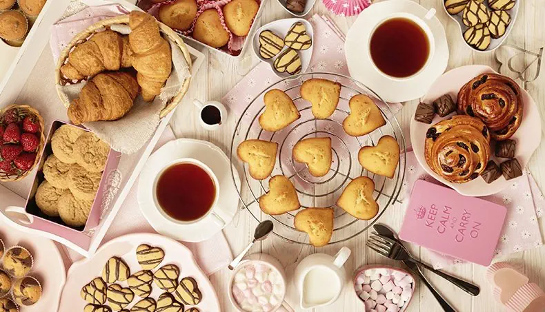 ЧЕРНЫЙ ЧАЙ, КРУАССАН, КОНФЕТЫ, СЕРДЕЧКО, КЛУБНИКА
