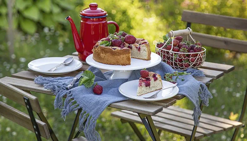 PIE, PIECE, PLATE, STRAWBERRIES, KNIFE