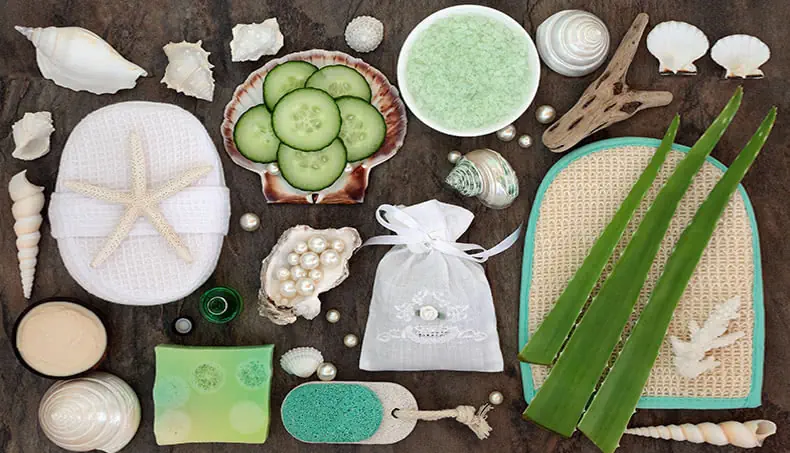 CONCOMBRE, PERLES, COQUILLAGE, SAVON, ÉPONGE