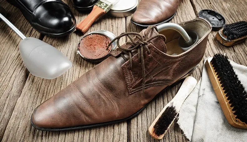 CHAUSSURE, CUIR, LACETS, BRILLANT, BOUT