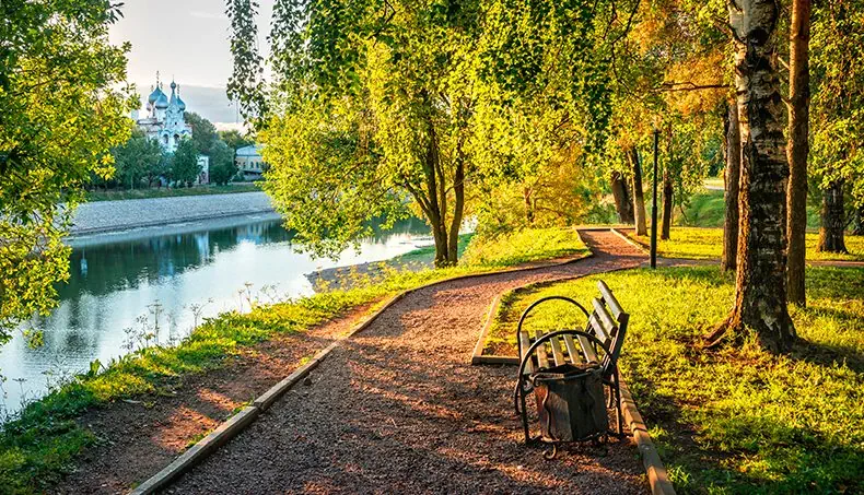 BANK, PARK, RIVIER, STAM, KERKGEBOUW