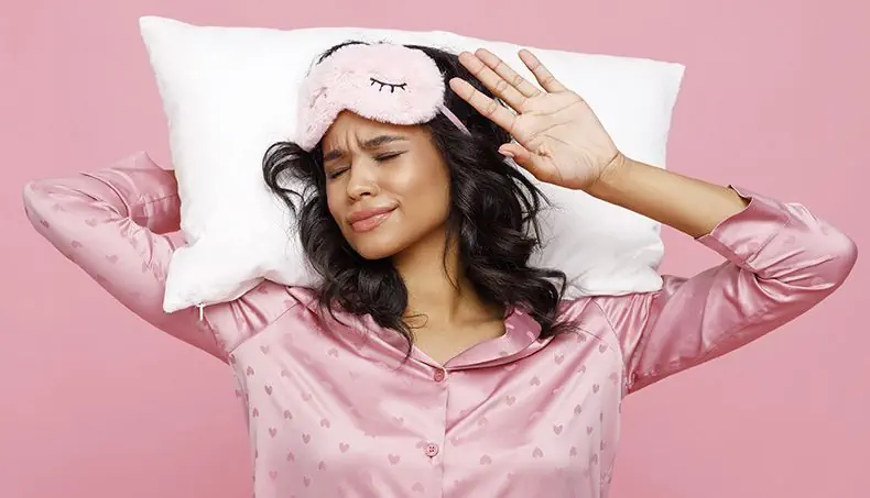ROZE, PYJAMA, SLAAPMASKER, HANDPALM, KUSSEN