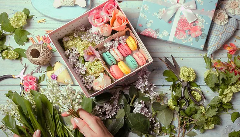 MUGUET, LILAS, BOÎTE, MACARONS, ROSE