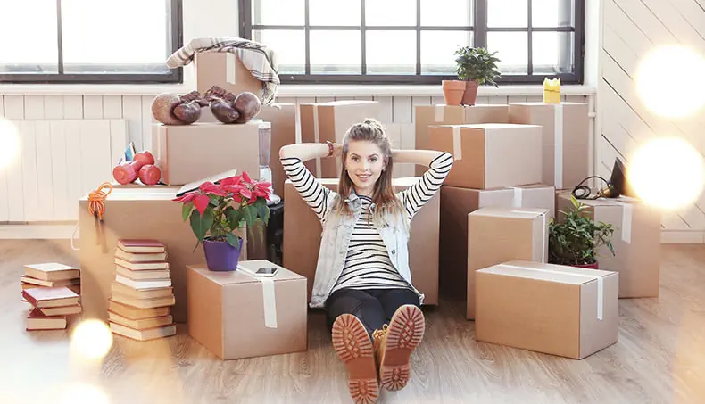 PLAID, GANTS DE BOXE, DÉMÉNAGEMENT, CARTONS, LIVRES