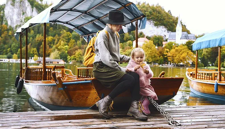 ЛОДКА, СВИТЕР, БОТИНКИ, ОЗЕРО, ЦЕПЬ