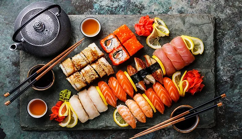 THÉIÈRE, BAGUETTES, SAUCE DE SOJA, WASABI, GINGEMBRE