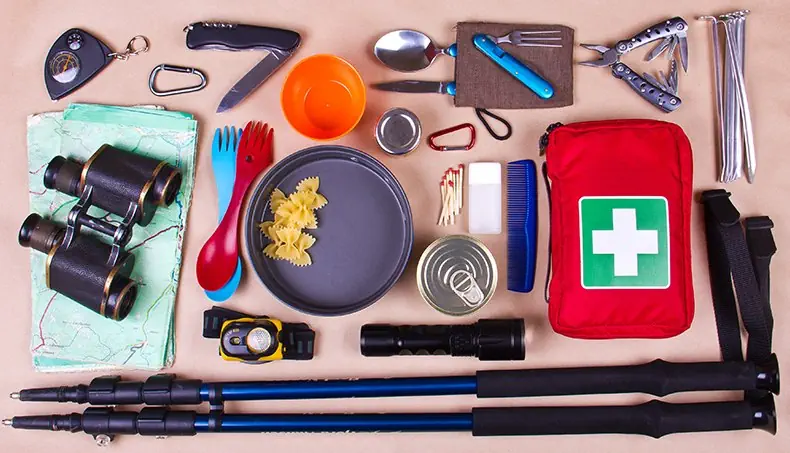 TROUSSE, PINCES, LAMPE TORCHE, JUMELLES, CARTE