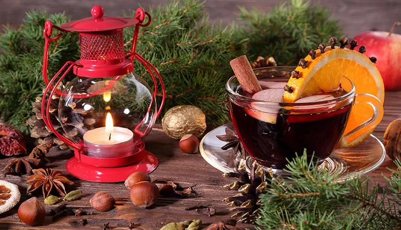 VIN CHAUD, POMME DE PIN, CLOU DE GIROFLE, ÉPICES, NOËL