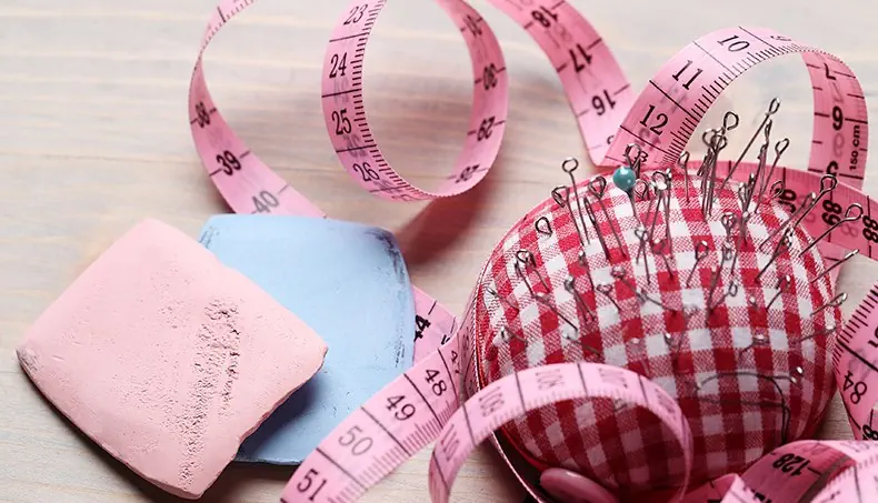 CRAIE, COUTURE, ÉPINGLES, À CARREAUX, MÈTRE À RUBAN