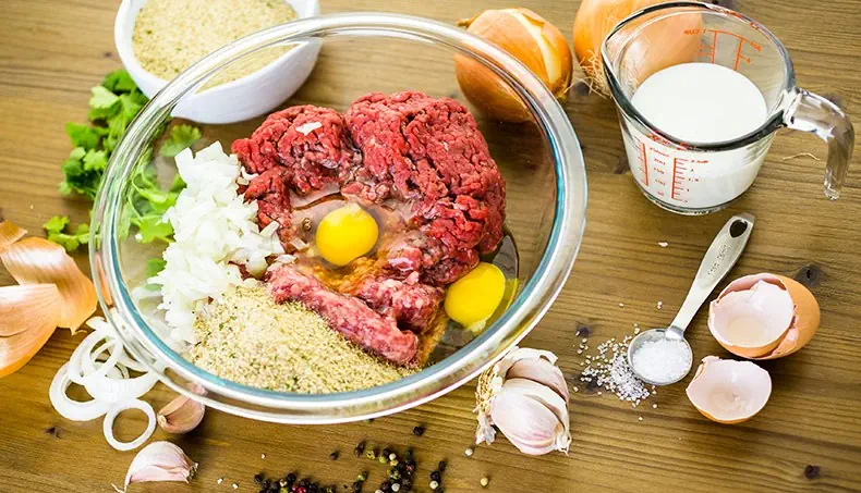 VIANDE HACHÉE, OIGNON, SEL, POIVRE, JAUNE D'ŒUF