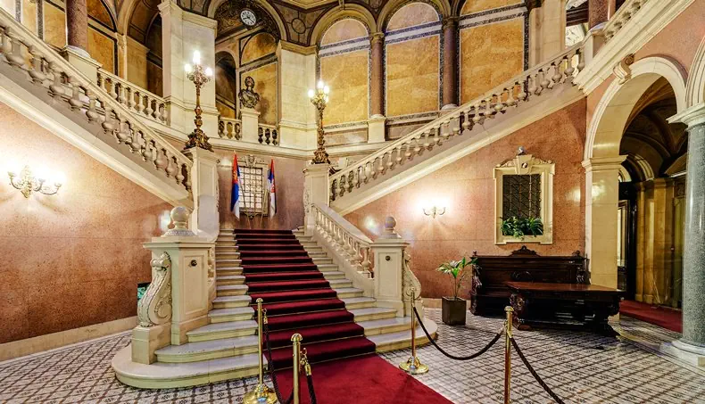 ESCALIER, TAPIS, RAMPE, BUSTE, HORLOGE