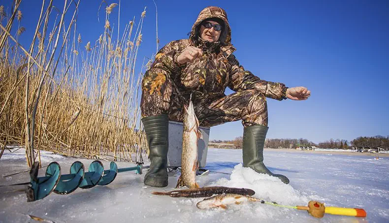 PÊCHE, POISSON, BOTTES, GLACE, CANNE
