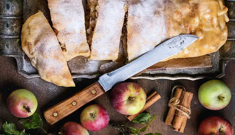 STRUDEL, POMME, COUTEAU, LAME, MORCEAU