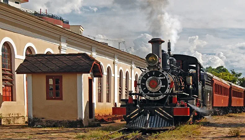 LOCOMOTIVE, GARE, RAILS, CHEMINÉE, BÂTIMENT