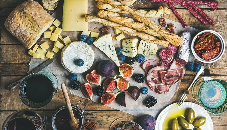 FIGUES, OLIVE, FROMAGE, CUBES, MÛRES