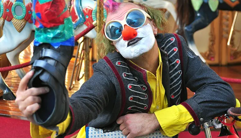 CLOWN, CHAUSSURE, MÈCHE, CHEMISE, STRABISME
