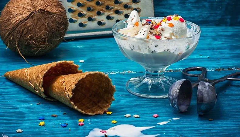 CORNET, CRÈME GLACÉE, RÂPE, NOIX DE COCO, CYAN