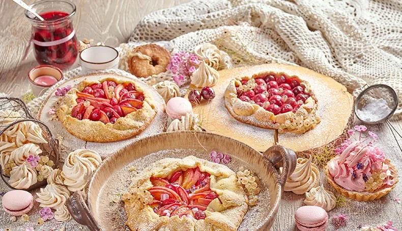 PETIT GÂTEAU, CERISES, DESSERT, CONFITURE, GROSEILLE