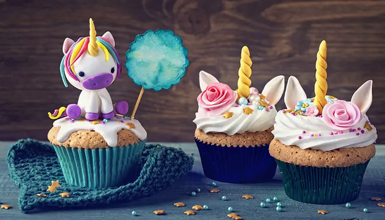 LICORNE, PETIT GÂTEAU, ROSE, OREILLES, CORNE