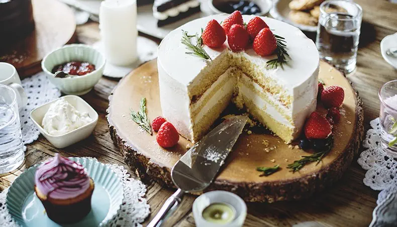 FRAISES, GÂTEAU, PETIT GÂTEAU, DENTELLE, CRÈME