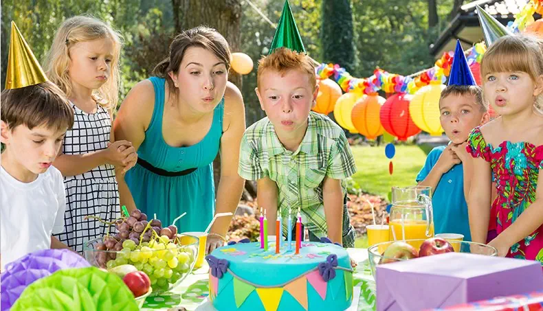 GÂTEAU, RAISINS, LANTERNE, BONNET DE FÊTE, JUS