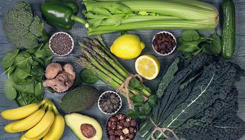 ÉPINARDS, AVOCAT, NOYAU, BANANE, BROCOLI