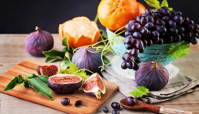 MANDARINE, FIGUE, RAISINS, CUILLÈRE, PLANCHE