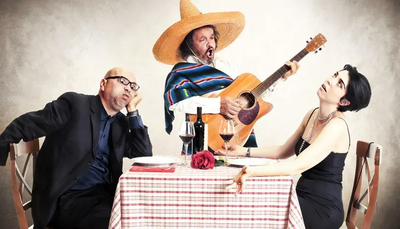 SÉRÉNADE, SOMBRERO, ROSE, DÎNER, GUITARE