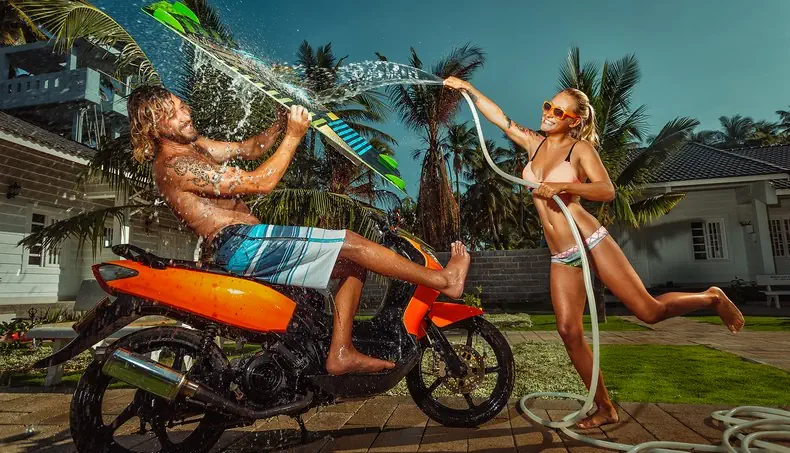MOTOCYCLETTE, JET D'EAU, TUYAU, BIKINI, PLANCHE DE SURF