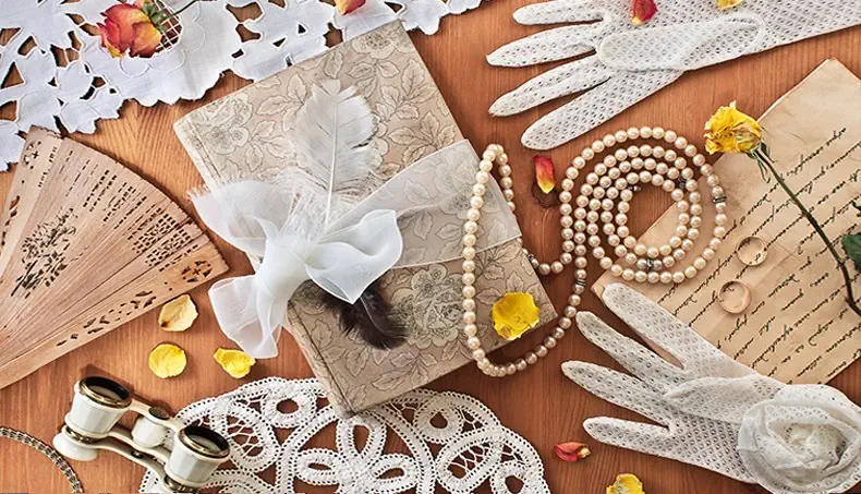 ÉVENTAIL, PLUME, PERLES, GANTS, ROSE