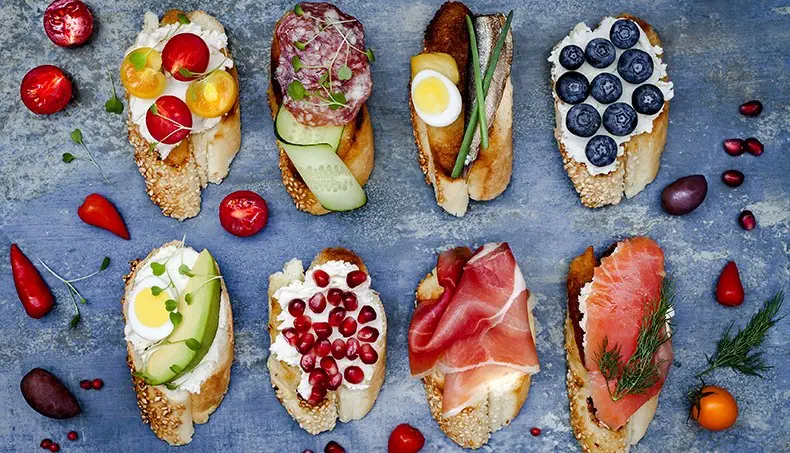 SANDWICH, KOMKOMMER, EI, GRANAATAPPEL, KERSTOMATEN