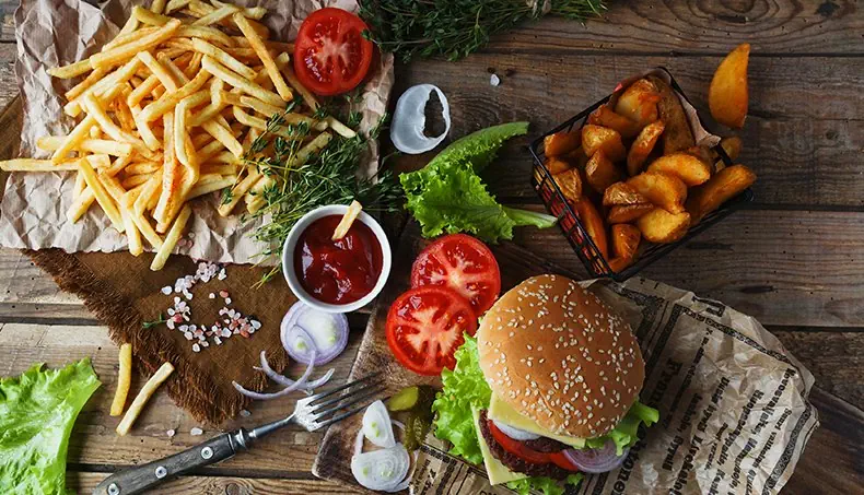 FRIET, UI, TOMAAT, KETCHUP, KRANT