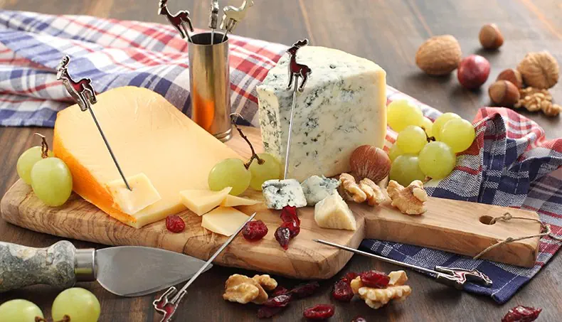 FROMAGE, RAISIN, CANNEBERGE, NOIX, COUTEAU