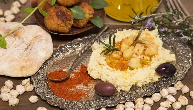 FALAFEL, HUMMUS, TABLETT, LÖFFEL, PITA
